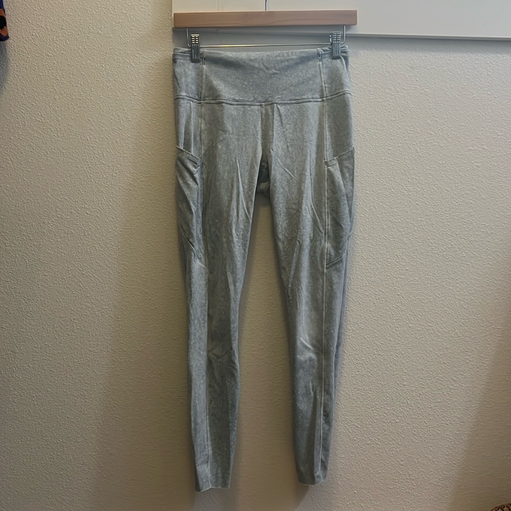 Lululemon light blue wunder train 25” with pockets size 8